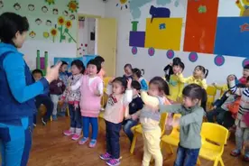 爸爸姓"夏"给儿子起了个名，老师上课不敢叫：每次学生都哄堂大笑图片