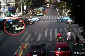 荆州  女子打伞遮阳过马路  车辆盲区致事故双腿骨折图片