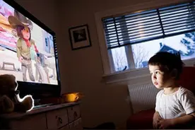 3岁前看电视的孩子，7岁时大脑变化明显，你娃几岁开始看电视的图片