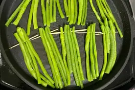 豇豆新吃法，碧绿清脆，孜然咸香包裹着微甜，比炒好吃，来10串图片