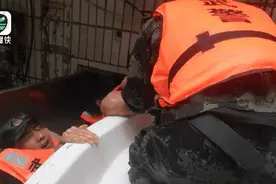 救出被困群众，武警官兵却“话锋”一转：你这个老弟啊，要减肥啦图片