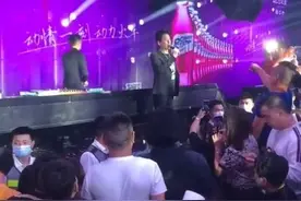 广州：56岁郭政鸿酒吧献唱，一头黑发不显老，曾是“最佳男配角”图片