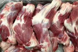 屠夫：这块肉是猪身上最香的，一头猪就有1斤，给钱我都不会卖图片