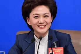 央视美女主持海霞，学霸老公终于曝光，如今46岁依旧优雅美丽！视频封面