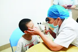 厦门：每天玩乐高 五龄童戴上眼镜图片