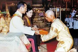 68岁泰王见了93岁僧王，虔诚恭敬跪拜，两个人谁的地位更高呢图片