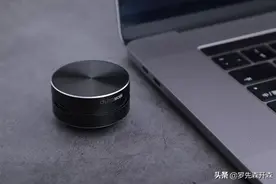 “硬币大小的黑科技骨传导音箱”，随手一放，让万物发声图片