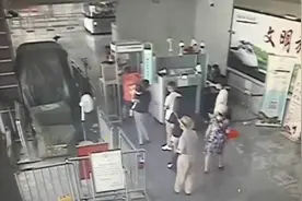 “安检仪传送带有病毒！”奶爸拒绝安检还推倒安检员 被处罚款200元图片