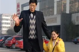 亚洲第一巨人张俊才：身高2.42米，妻子身高1.6米，如今怎么样了图片