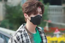 鹿晗在用什么手机？这次被网友扒出来了 果然是万元机图片