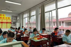 岳阳现“高考最牛班”！全班47人平均分639，超一本线132分图片