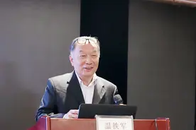 温铁军：若中国不想继续被美国欺负，就要用人民币去挑战图片