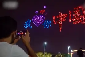 硬核表白！广州999架无人机点亮夜空 上演超燃灯光秀视频封面