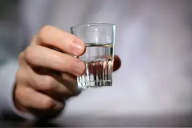 拿96°伏特加消毒，你真当自己俄罗斯人图片