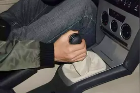 汽车挂挡起步后“哒哒”异响，汽修技工解释故障原因，车主很受益