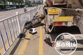 男子冒险超大货车，不料车子突然左转，撞倒后被拖行十多米图片