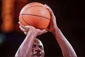 NBA极致装X时刻：乔治半场自信三分，库里三分大赛无形装X图片