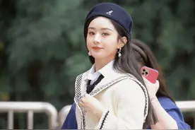 赵丽颖上班私服，米白色开衫毛衣搭配黑色百褶裙，温柔貌美的学姐图片