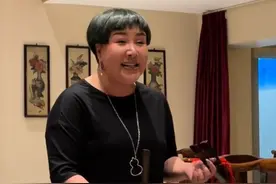郭德纲老婆德云社唱曲，一身珠宝显贵气，钻戒硕大项链价格近七万图片