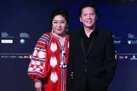 向太陈岚真是富态美人，61岁身材发福明显，满身却是优雅气质！图片