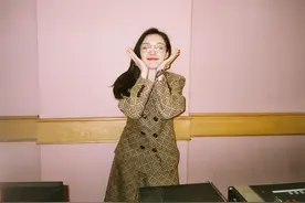 倪妮的时尚成谜，“麻将布”穿身上凹造型，复古花纹好高级图片