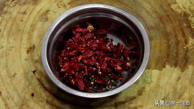 在家怎样炒出地道的麻辣小龙虾，厨师长教你调制配料，肉质鲜嫩