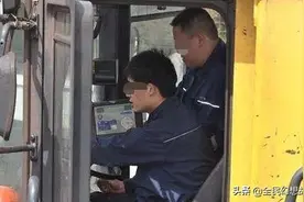 故事：三叔跑货车，在野地突然熄火，师傅下车说“我去和朋友打个招呼”图片