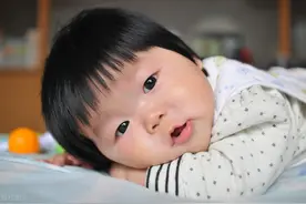 一哭就爱攥拳头，宝宝的暗示你懂吗图片