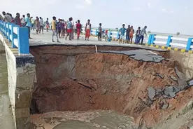 印度26亿造大桥不到一个月坍塌，老鼠成背锅侠？把印度百姓当傻子图片