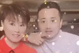 46岁赵海燕为老公庆生，老夫老妻腻歪比心超甜蜜，身后豪宅吸睛图片