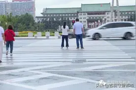 长春市：路面增设行人待避区，提倡“组团”过马路图片