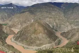 真是鬼斧神工！奔腾的金沙江在这里被迫拐了一个大弯，大自然神奇图片