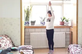 每天坚持脚尖着地双手举过头顶，如此往复100次，助于长高