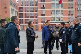 【万警千车下基层】凉风细雨秋意寒 赤诚守护民心暖图片