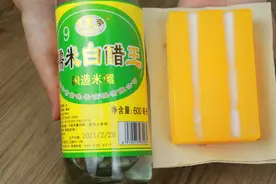 肥皂水里加点白醋，别提多厉害了，解决家庭大麻烦，省钱又实用图片