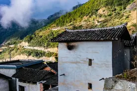 农村盖房，屋顶用“琉璃瓦”最合适？多少钱一平方？不妨来算一算图片