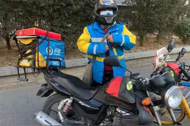 人到中年的闪送员王兰伟：养儿方知父母恩，遗憾未能为66岁父亲祝寿图片