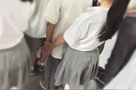 5年级男孩约女同学来家玩，监控拍到这画面，爸爸气红了脸图片