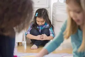 女儿在幼儿园被孤立，家长找老师理论，老师：穿成这样你怪谁？图片