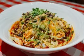 失业大娘卖凉皮“凉皮不要钱”反而年赚78万，赚钱方法送给你图片