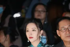 黄小蕾罕见亮相，一袭青色印花旗袍裙古典知性，不露大白牙美多了图片