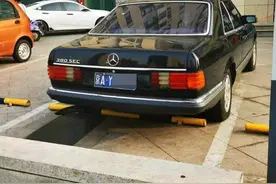 网友偶遇80年代奔驰，此车2个车门，挡风玻璃贴永久绿标图片