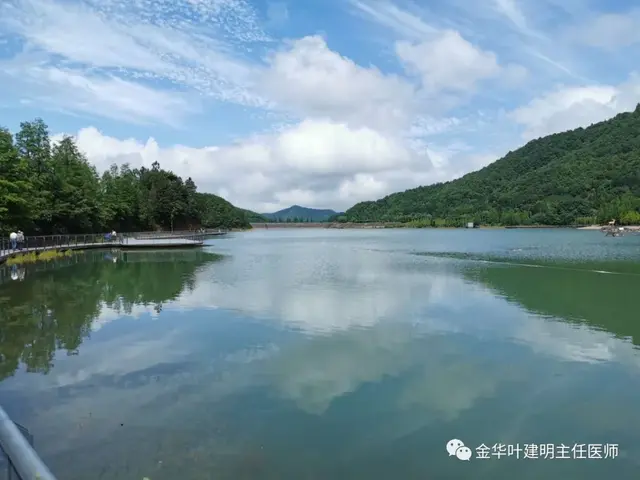 看病找不找熟人的区别，来，曝光一下