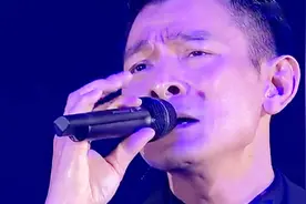 演唱会上，刘德华含泪一曲《似水流年》，只为纪念逝去的梅艳芳视频封面