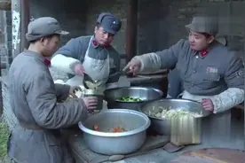 最不正经的抗日电视剧，抗日那个年代竟然有电饭锅，不锈钢盆图片