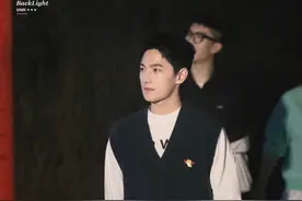 杨洋录制节目被拍路透，化身服务员乖巧上菜，惹得全网梦回于途图片