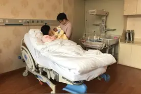 两位不同家庭条件的孕妇，在同一医院生孩子，产后的待遇令人唏嘘图片