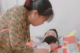 爸爸感冒打吊瓶，女儿痛哭流涕：谁来抢救一下我爸爸，亲生的图片