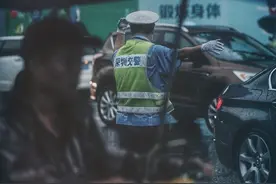 他拍下雨中的深圳街头，一位矮胖的交警格外引人注目图片