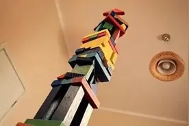 58岁阿姨挺不起腰板，竟是全身筋骨“蛀空”！女性朋友们要注意图片